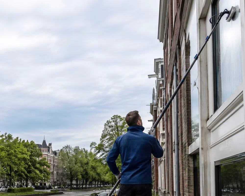 Glazenwasser aan het werk in Amsterdam Centrum