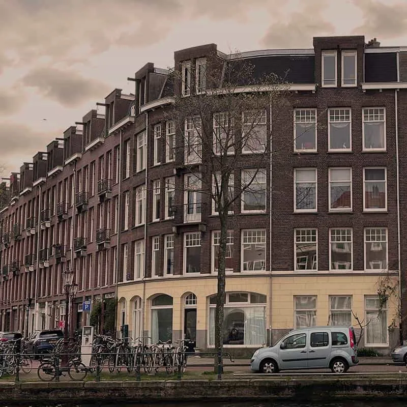 Glazenwasser aan het werk in Amsterdam West