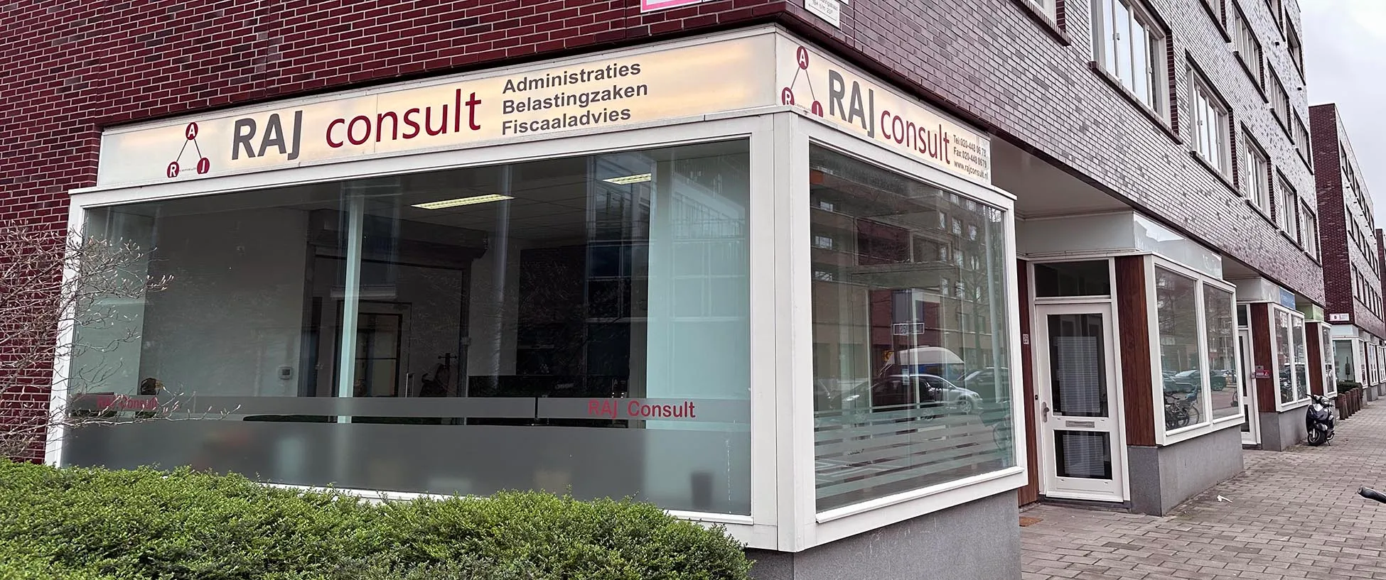 Grote glazen gevel van een bedrijfspand in Amsterdam