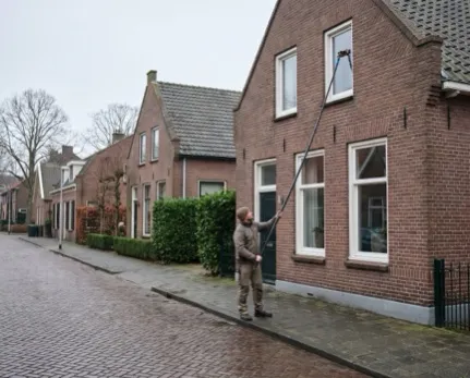 Glazenwasser aan het werk in Naarden