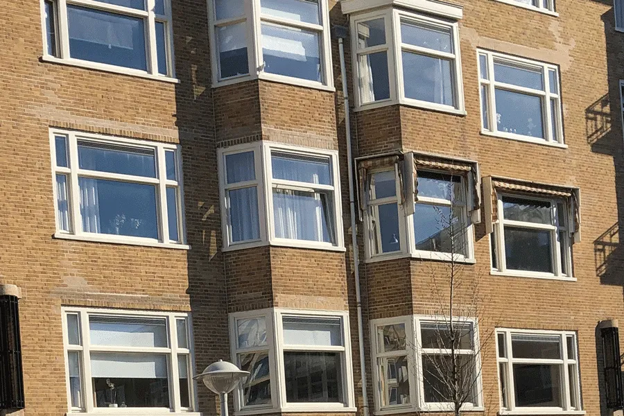 Ramen en erkers van een Amsterdams woongebouw