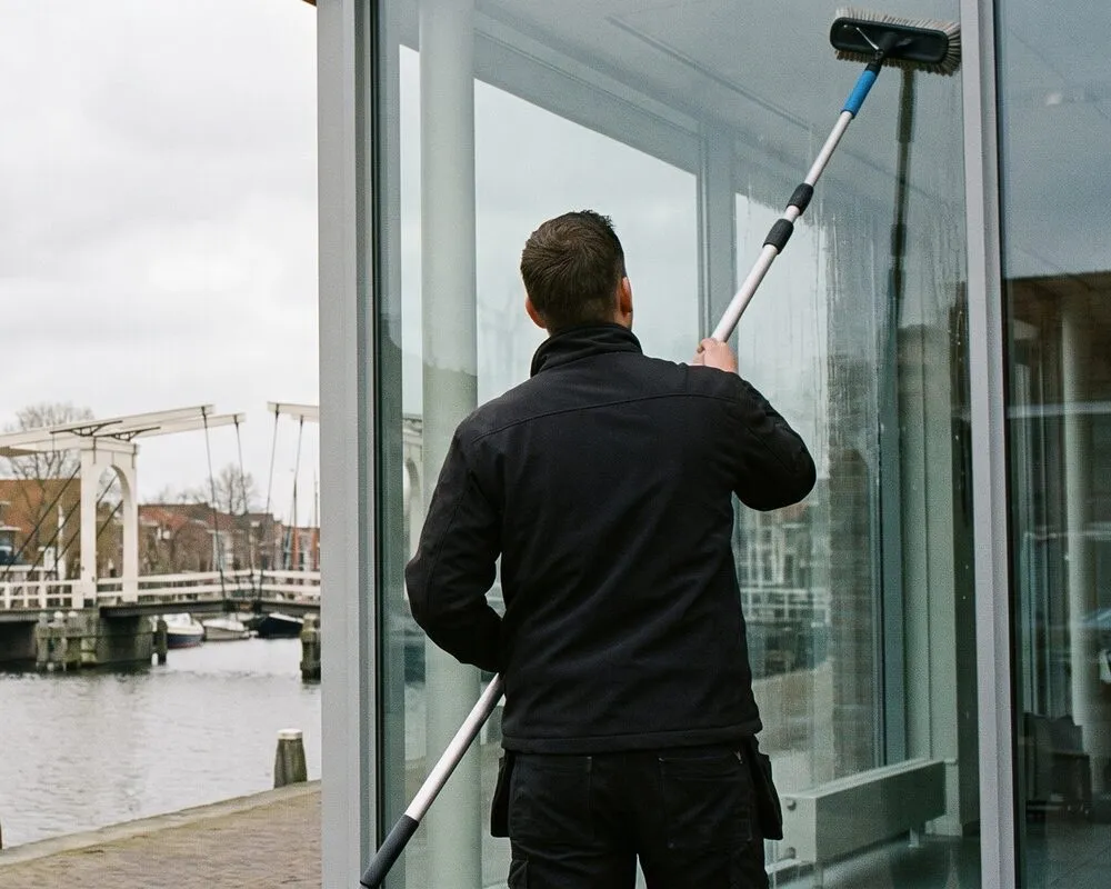 Glazenwasser aan het werk in Weesp